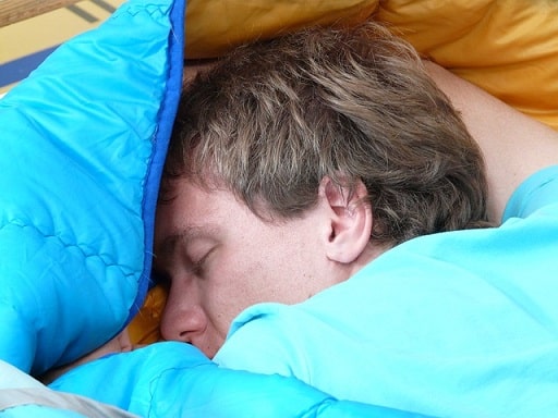 retrouver le sommeil : homme qui dort