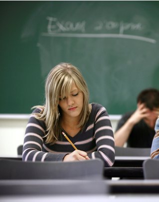 image aménagements de scolarité, jeune femme qui passe un examen
